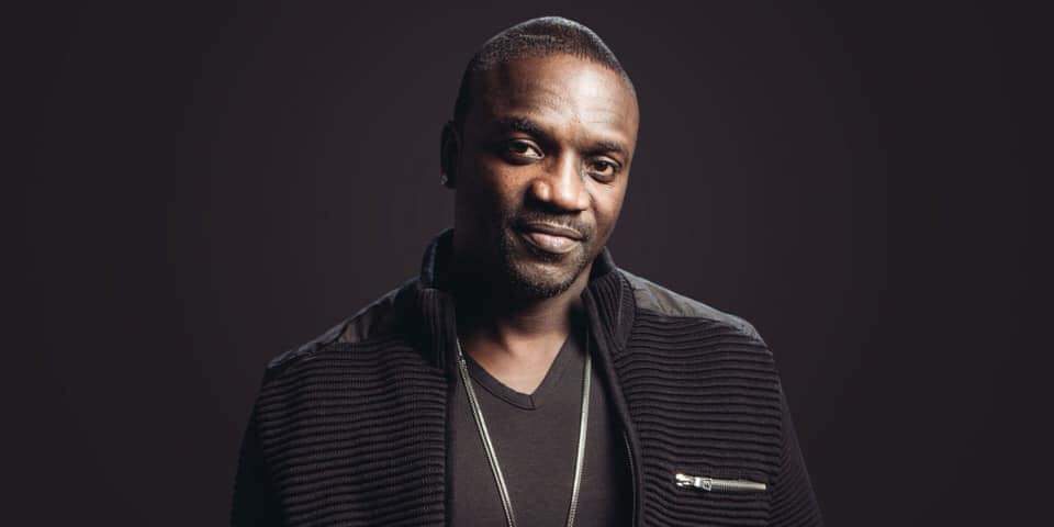 L’émouvant message de Akon qui enflamme la toile « Débarquer avec des boucles d’oreille à 50000 dollars est inutile… »