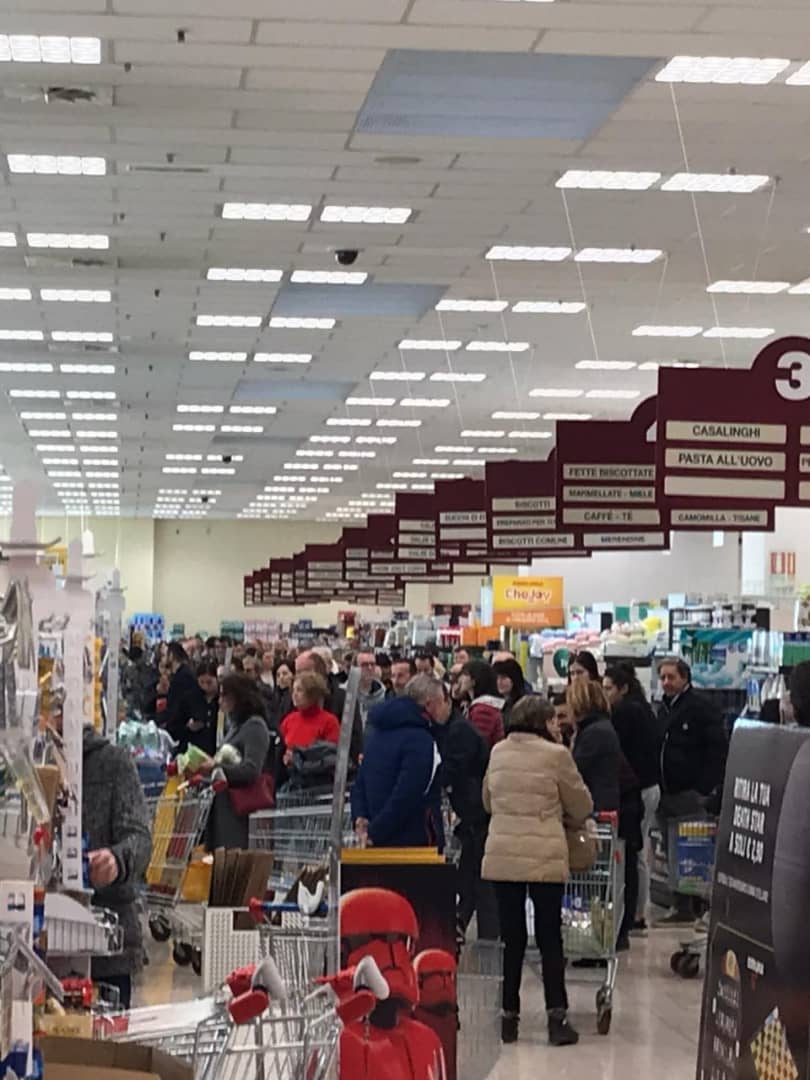 (Images )Italie : rupture de vivre dans les supermarchés
