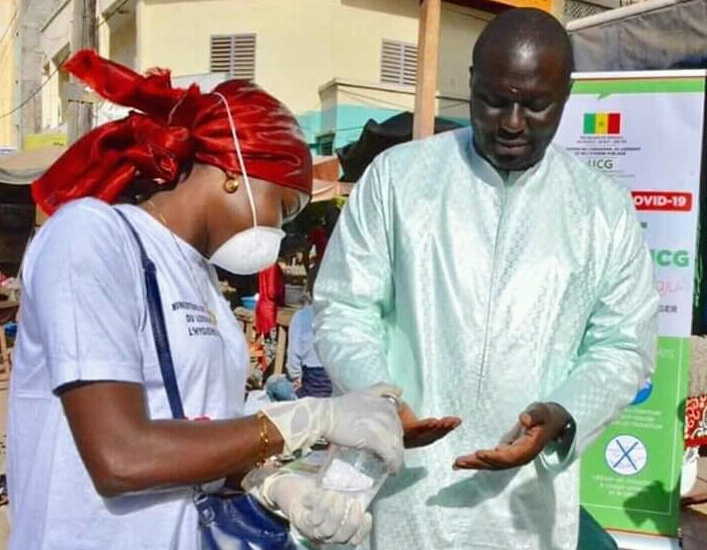 Lutte contre le COVID-19 : Abdou Karim Fofana visite les points de propreté de l’UCG