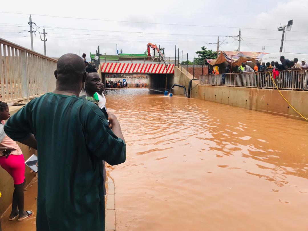 Inondations : Un jeune homme est mort noyé sous le tunnel de guinaw rail sud