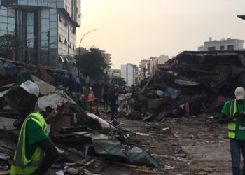 Démolition des cantines autour du bâtiment central de Sandaga