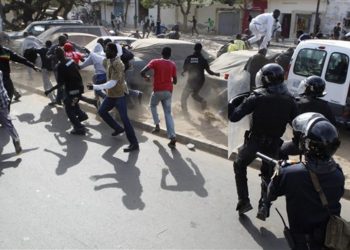 Couvre-feu à Thiaroye : Des jeunes assiègent le poste de police.