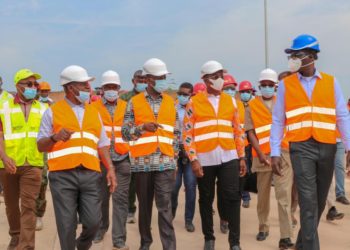 Université San Pedro (Côte d’ivoire): Une visite de chantier effectué par le Pr. Diawara Adama en présence de M. Madani Maki Tall, PCA du groupe Envol Immobilier…