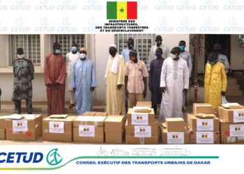 Le MINISTERE DES INFRASTRUCTURES, DES TRANSPORTS TERRESTRES ET DU DESENCLAVEMENT (MITTD) à travers le Conseil Exécutif des Transports urbains de Dakar – CETUD offre 10 000 masques, 25 cartons de gel et 15 thermo flash pour 5 gares routières