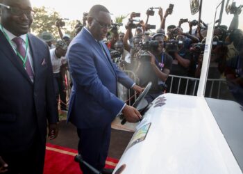 Le président de la République, Macky Sall, a lancé officiellement le lundi 28 octobre en fin d’après-midi les travaux du Bus Rapid Transit (BRT)