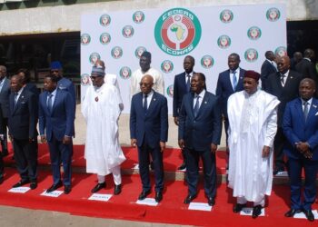 Mali: La Cedeao suspend le Mali, mais valide Assimi Goïta