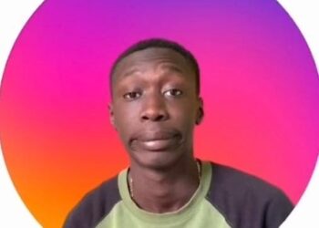 Khabi Lame : « J’ai été choqué quand Zuckerberg m’a écrit en privé » Khaby Lame, 21 ans, né au Sénégal, vit à Chivasso. Elle compte près de 100 millions de followers sur Tik Tok et a dépassé Chiara Ferragni sur Instagram. Il est l’Italien le plus social, le deuxième tiktoker au monde avec 98 millions de fans En parlant de lui de New York à Gaza, le fondateur de Facebook (également propriétaire d’Instagram) lui a écrit (en privé) pour le complimenter. Avant la pandémie, il était ouvrier, puis il a essayé les médias sociaux. Né au Sénégal, élevé à Chivasso, il est apatride. Mais il ne le prend pas : « Je suis un vrai Italien. Un garçon chanceux »Khaby Lame veut aller aux Cinque Terre. “Ça m’a l’air d’être un endroit cool”, dit-il. Il l’a vu dans le film d’animation Luca, de Walt Disney, qui devrait se dérouler à Vernazza, “Je pense, je ne suis pas sûr”, dit-il. Peu importe, ce qui compte, c’est que les Cinque Terre aient la mer et que Khaby Lame aime la mer. Elle l’a vu pour la première fois il y a trois ans. Avec un groupe d’amis, il quitte Turin et se rend à Varazze dans la journée. Avant cela, il n’avait vu la mer qu’à la télévision ou dans des vidéos sur Internet, car lorsque ses pairs partaient en vacances, il restait à Chivasso, dans la banlieue de Turin, car il n’y avait pas beaucoup d’argent et son père devait travailler. Puis, quand il a grandi un peu, c’est lui qui a dû travailler et son père a été licencié, et de toute façon l’argent pour partir n’a jamais été là.