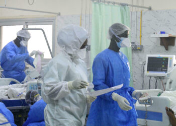 L’hospitalisation à domicile pour les moins graves, une réponse au flux saturant qu’entraîne la pandémie.