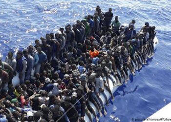 immigration clandestine : plus de 700 personnes secourus au large de la méditerranée