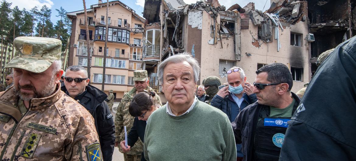 En visite en Ukraine, António Guterres dénonce une guerre horrible et réclame justice