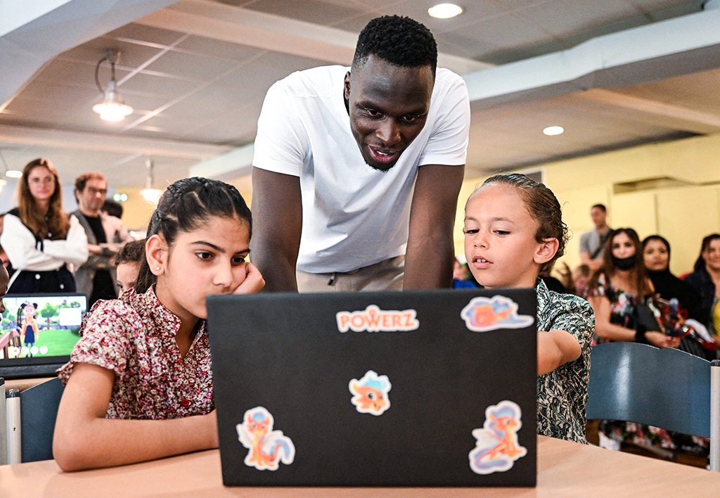 Un Jeu d’enfant, financé par Edouard Mendy. « On a une génération où les enfants sont très connectés, mais souvent mal connectés »