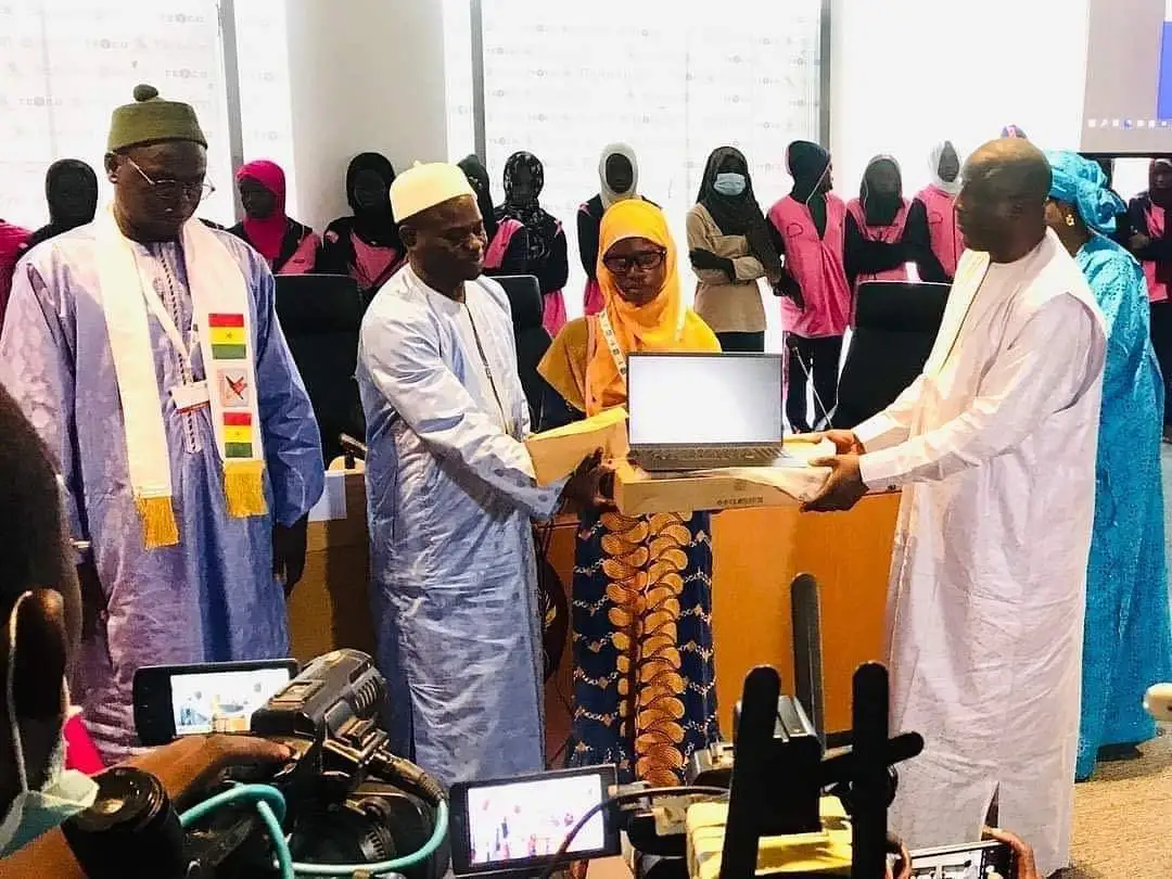 La championne mondiale de récital de coran, Sokhna Ndatté Cissé est décorée par Cheikh Oumar Anne qui, annonce un programme de soutien aux daaras.