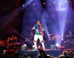 Le chanteur haïtien Mikaben victime d’une attaque cardiaque sur la scène de Bercy.