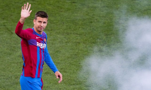 GERARD PIQUE, FC BARCELONE, RACCROCHE LES CRAMPONS