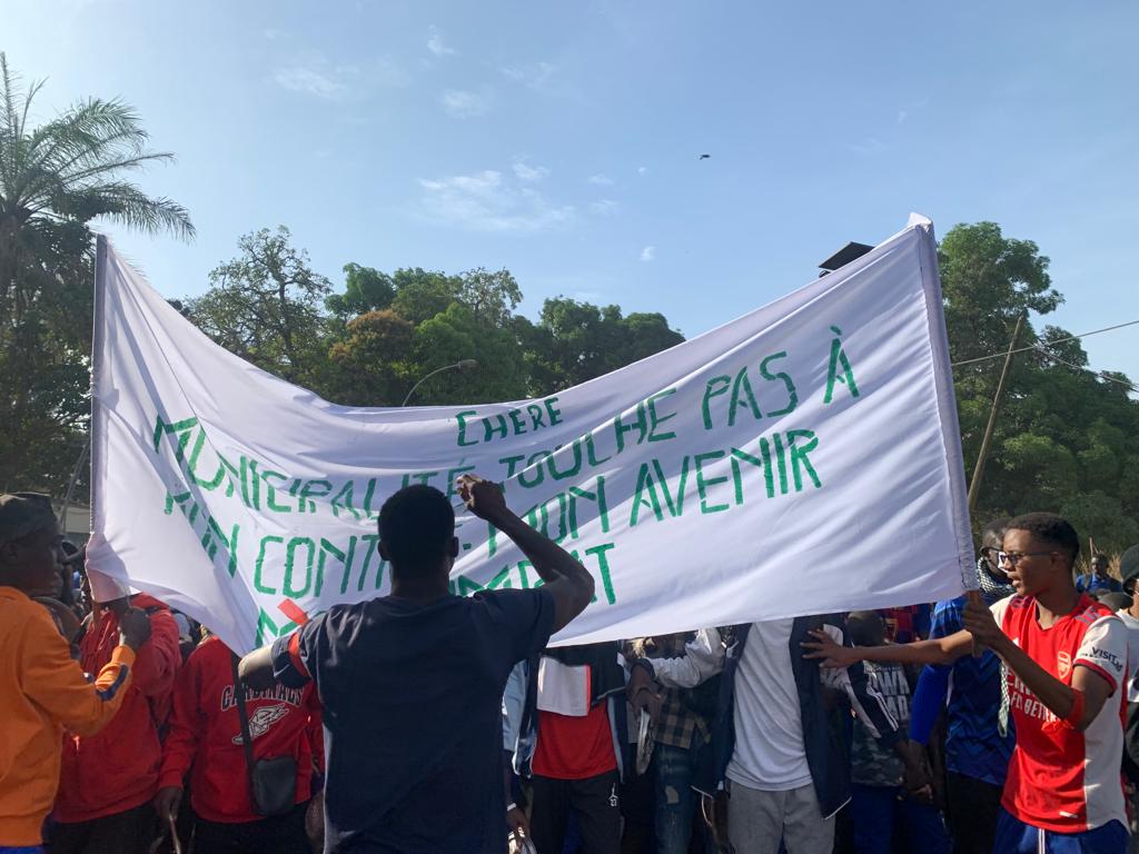 ZIGUINCHOR-Manifestation des étudiants de l’Ucad ressortissants de Ziguinchor devant la Mairie.