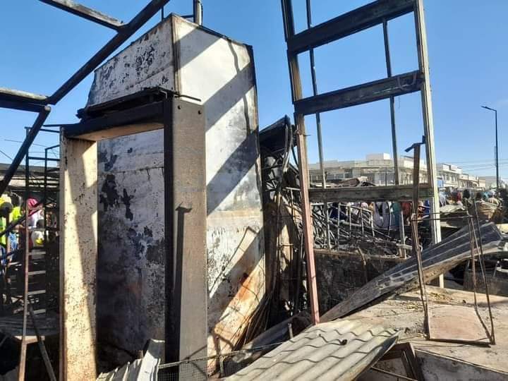 Incendie au marché Ocass des cantines dévastées.