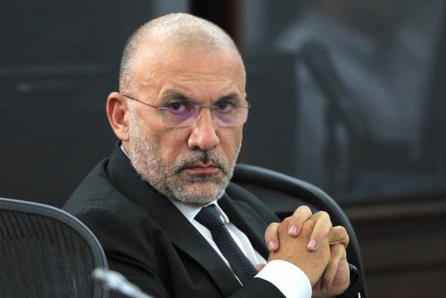 Le sénateur de centre gauche Roy Barrera installe loin de Colombie.