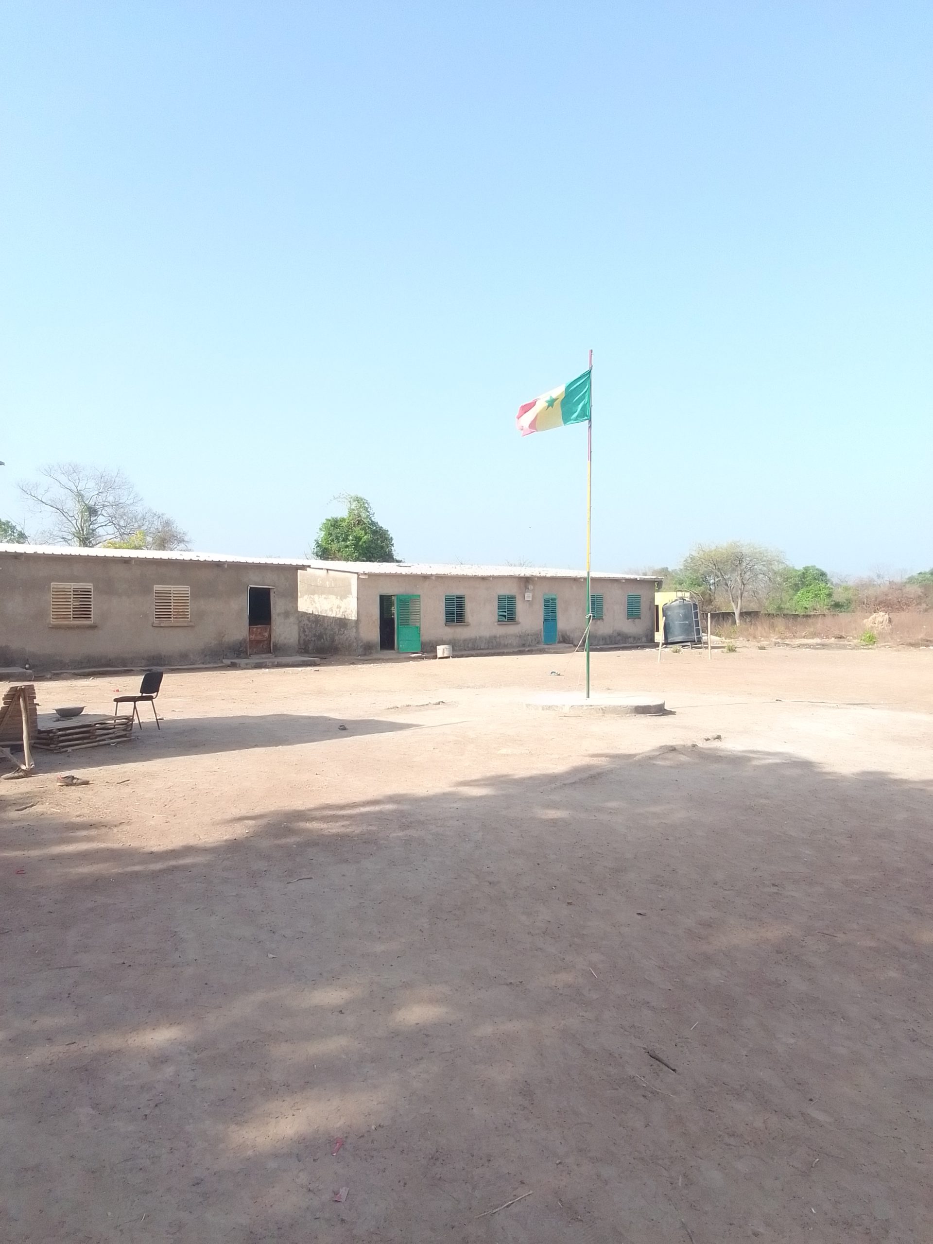 Kédougou : logés dans leur bureau, les enseignants de Samécouta Dantila assurent une double mission.