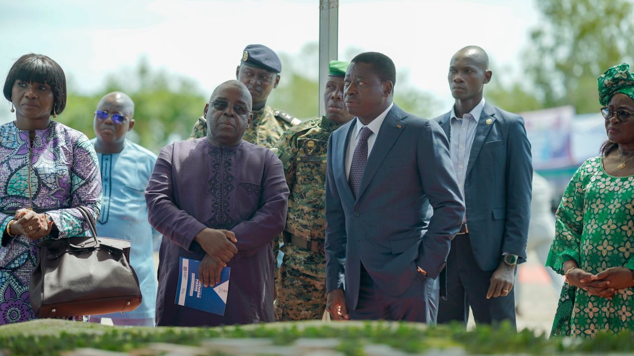 LE PRÉSIDENT DE LA RÉPUBLIQUE TOGOLAISE SEM FAURE ESSOZIMNA GNASSINGBÉ A PROCÉDÉ À LA POSE DE LA PREMIÈRE PIERRE POUR LES TRAVAUX DE CONSTRUCTION DE L’UNIVERSITÉ DE KARA LE LUNDI 24 AVRIL 2023 DANS LA PRÉFECTURE DE KOZAH.»