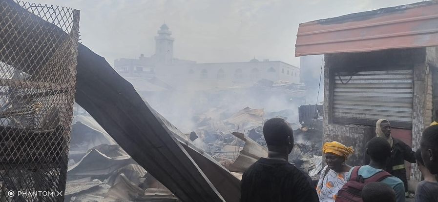 (Vidéo) Vi0lent incendie au marché Zing de Pikine: Des centaines de magasins partis en fumée, les dégâts estimés à plusieurs millions…