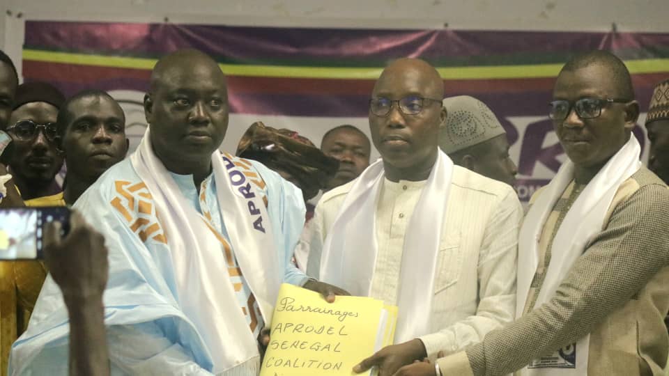 Présidentielle : l’Aprodel claque la porte de Bennoo Book et remet 3084 parrains à Boun Dione.