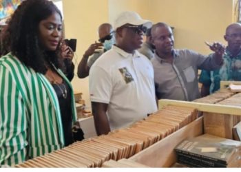 SOCIÉTÉ-ZIGUINCHOR : L’APIX ET SECCA-S.A OFFRENT 350 TABLES-BANCS AUX ÉCOLES SACCAGÉES LORS DES DERNIÈRES MANIFESTATIONS
