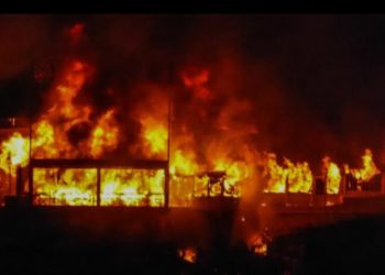 SOCIÉTÉ-Incendie à Petersen : 58 voitures consumées, des centaines de millions en cendres