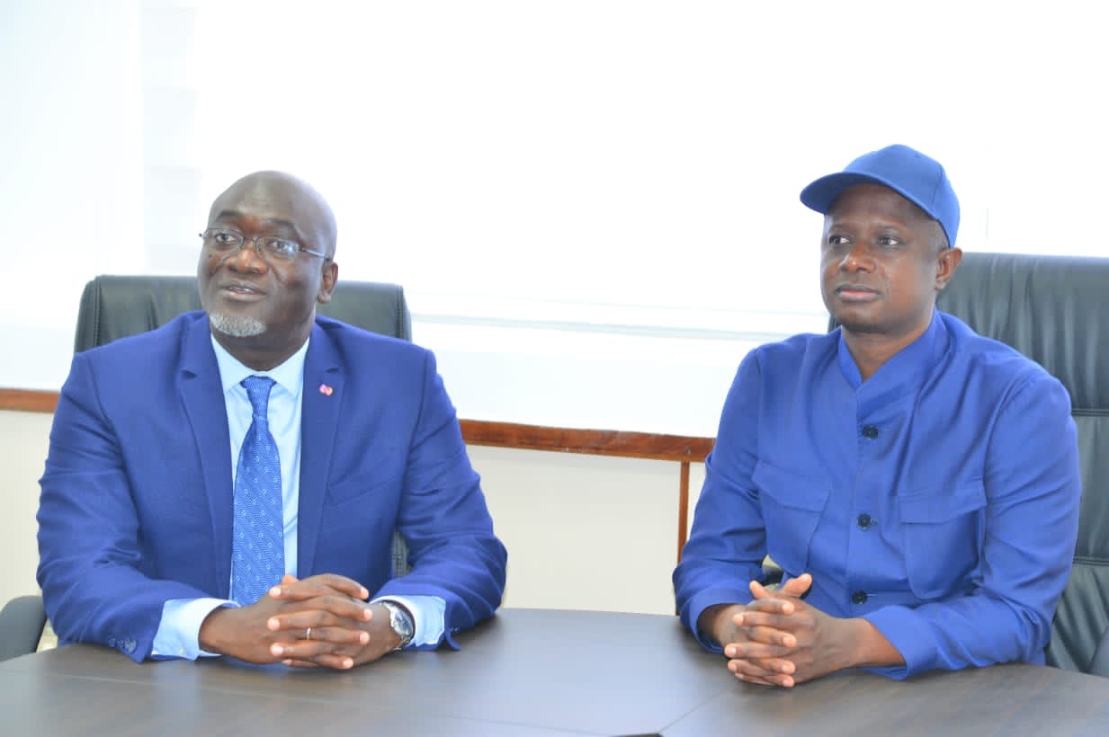 antoine-diom-en-visite-du-dispatching-de-mbao-impressionn-par-un
