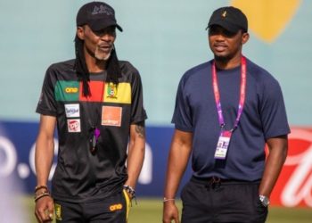 La défaite contre le Sénégal fait des vagues : Eto’o pique les joueurs, une pétition pour la démission de Song.