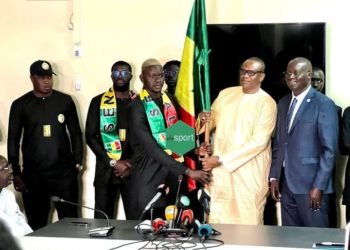 Mondial du Beach soccer : Le ministre des Sports a remis le drapeau aux Lions.