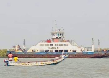 LA MARINE GAMBIENNE: SAUVETAGE DES PASSAGERS À BORD DU FERRY KANILAI