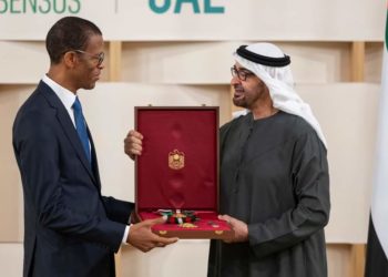 L’ANCIEN MINISTRE DE L’ENVIRONNEMENT ALIOUNE NDOYE DÉCORÉ  PAR LE PRÉSIDENT DES ÉMIRATS ARABES UNIS .