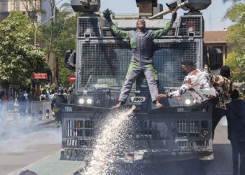 violentes manifestants au centre de Nairobi.