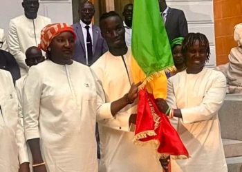 CÉRÉMONIE À PARIS : REMISE DU DRAPEAU NATIONAL AUX ATHLÈTES SÉNÉGALAIS POUR LES JEUX OLYMPIQUES PARIS 2024