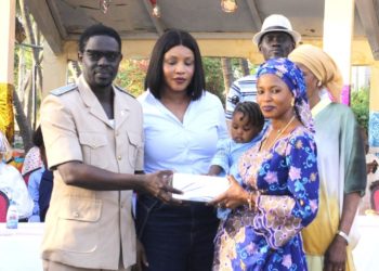 560 cadeaux distribués à Mbour par la maman Thérèsa des enfants madame Thiam zaïnab Salomon.