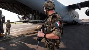 La France remet aux autorités sénégalaises les deux premières bases