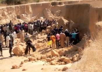 DEUX ENFANTS PERDENT LA VIE DANS L’ÉBOULEMENT D’UNE CARRIÈRE DE SABLE