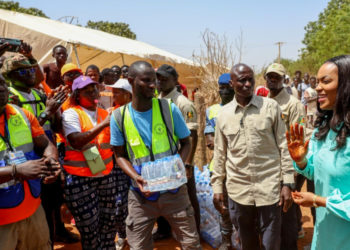 La première Dame Absa Faye à Popenguine avec les Marcheurs