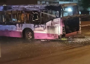 Côte d’Ivoire-[ Vidéos] Violente attaque à Yopougon: Un bus de la SOTRA incendié et un véhicule de police endommagé.